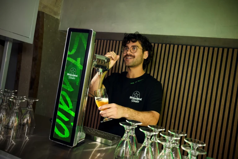 Utilisateur servant une bière avec la tireuse Heineken Personalised Draught