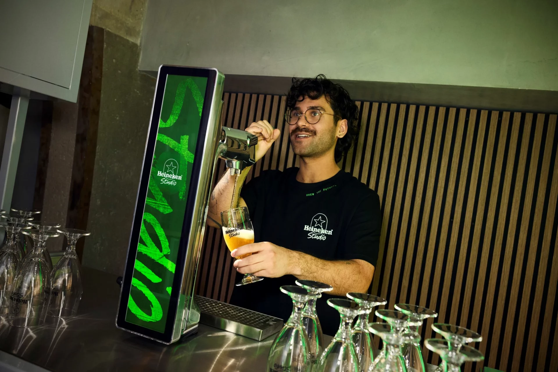 Utilisateur servant une bière avec la tireuse Heineken Personalised Draught