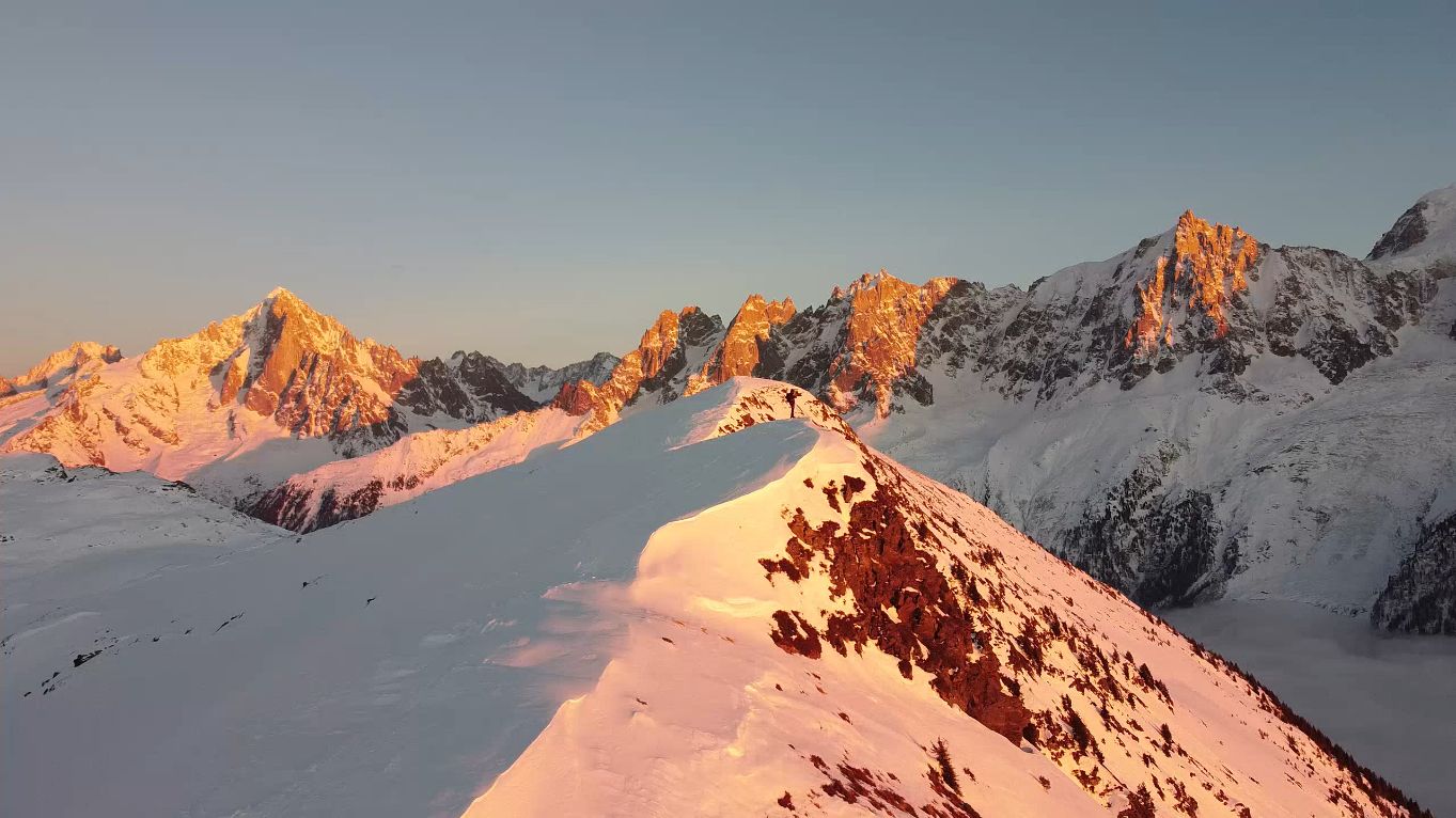 Massif du Mont-Blanc au lever du soleil