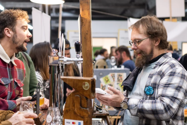 Rencontre entre visiteurs et exposant autour d’une tireuse lors d’une précédente édition de Bière à Lille.