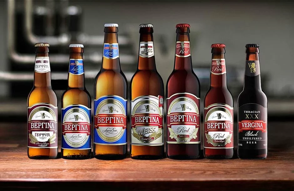 Gamme de bières Vergina en bouteilles : Lager aux étiquettes bleues et dorées, Weiss, Red et Black