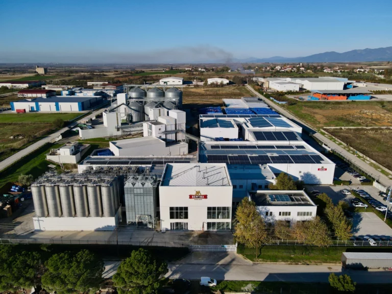 Vue aérienne de la brasserie Vergina à Komotini, avec ses bâtiments et cuves