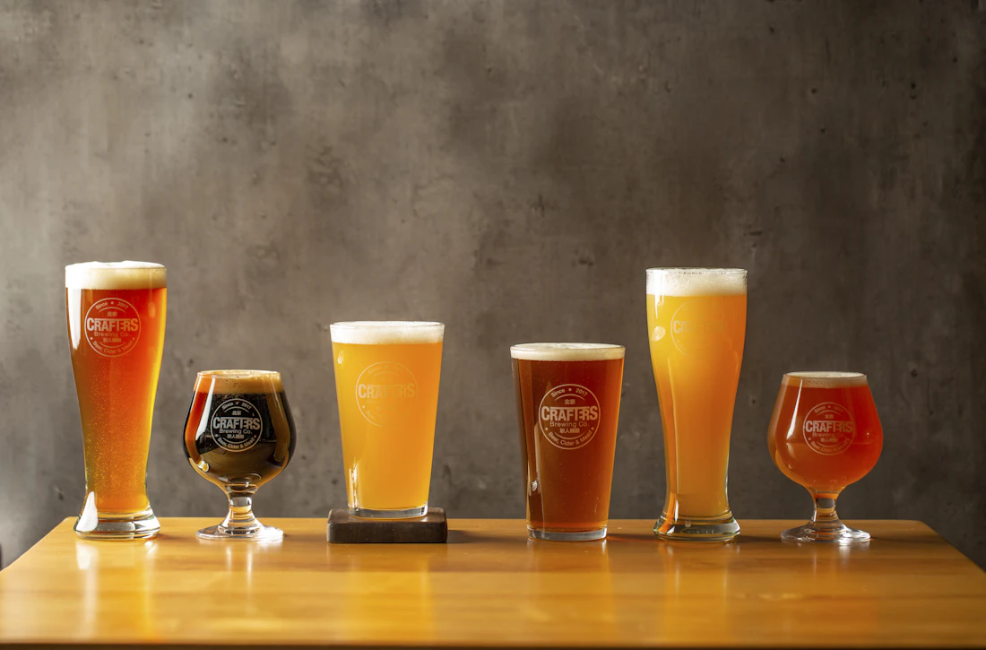 Une gamme de six bières présentées dans des verres