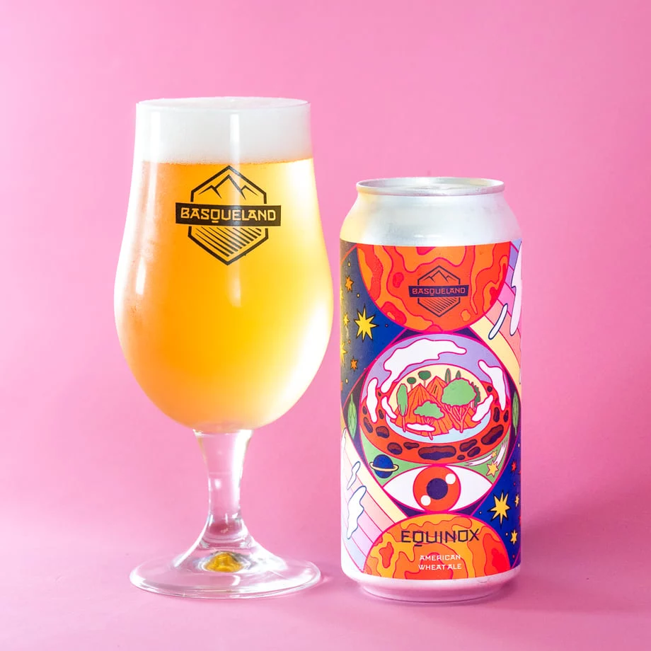 Une canette Equinox de Basqueland et un verre de bière sur fond rose.