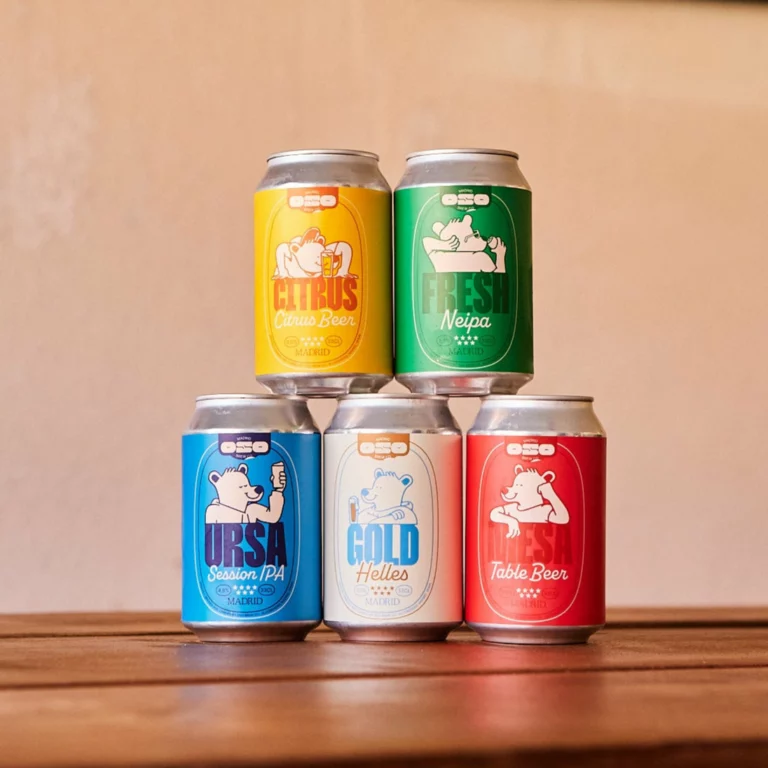 Canettes de bière Oso Brew Co photographiées sur une table.