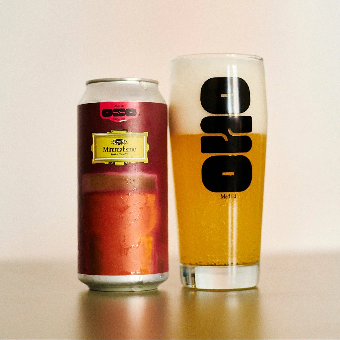 Canette Minimalismo et verre de bière Oso Brew Co.