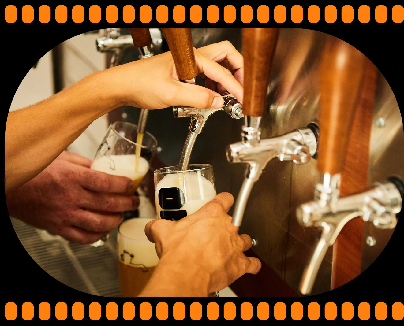 Deux verres de bière Oso sont remplis à la pression.