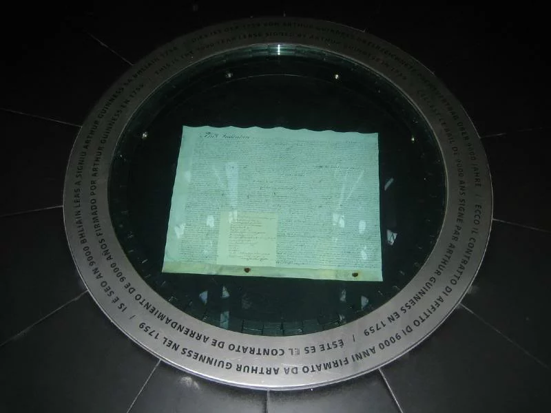 Présentation du bail Guinness de 9 000 ans sous une vitre dans le sol du Storehouse.