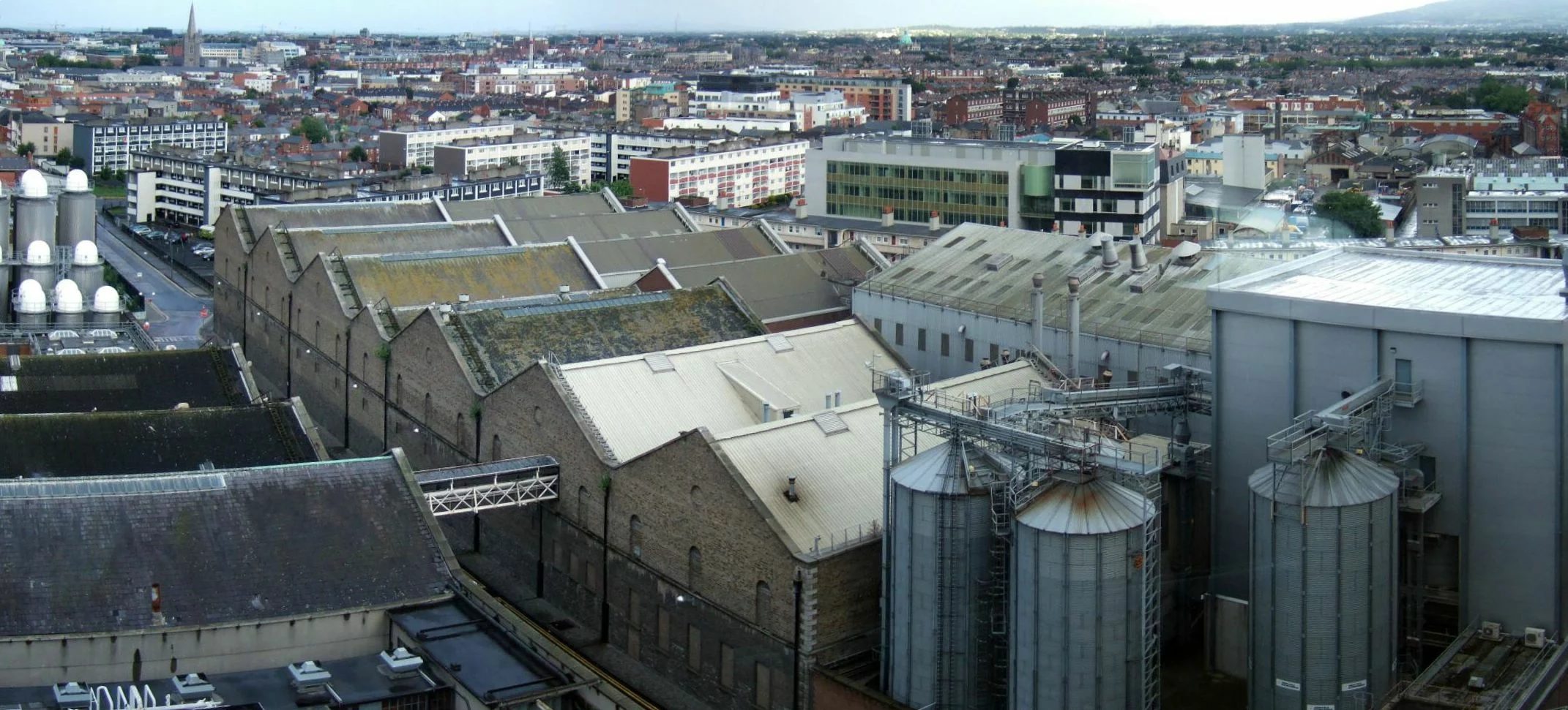 Panorama des bâtiments industriels Guinness à Dublin depuis le Gravity Bar.