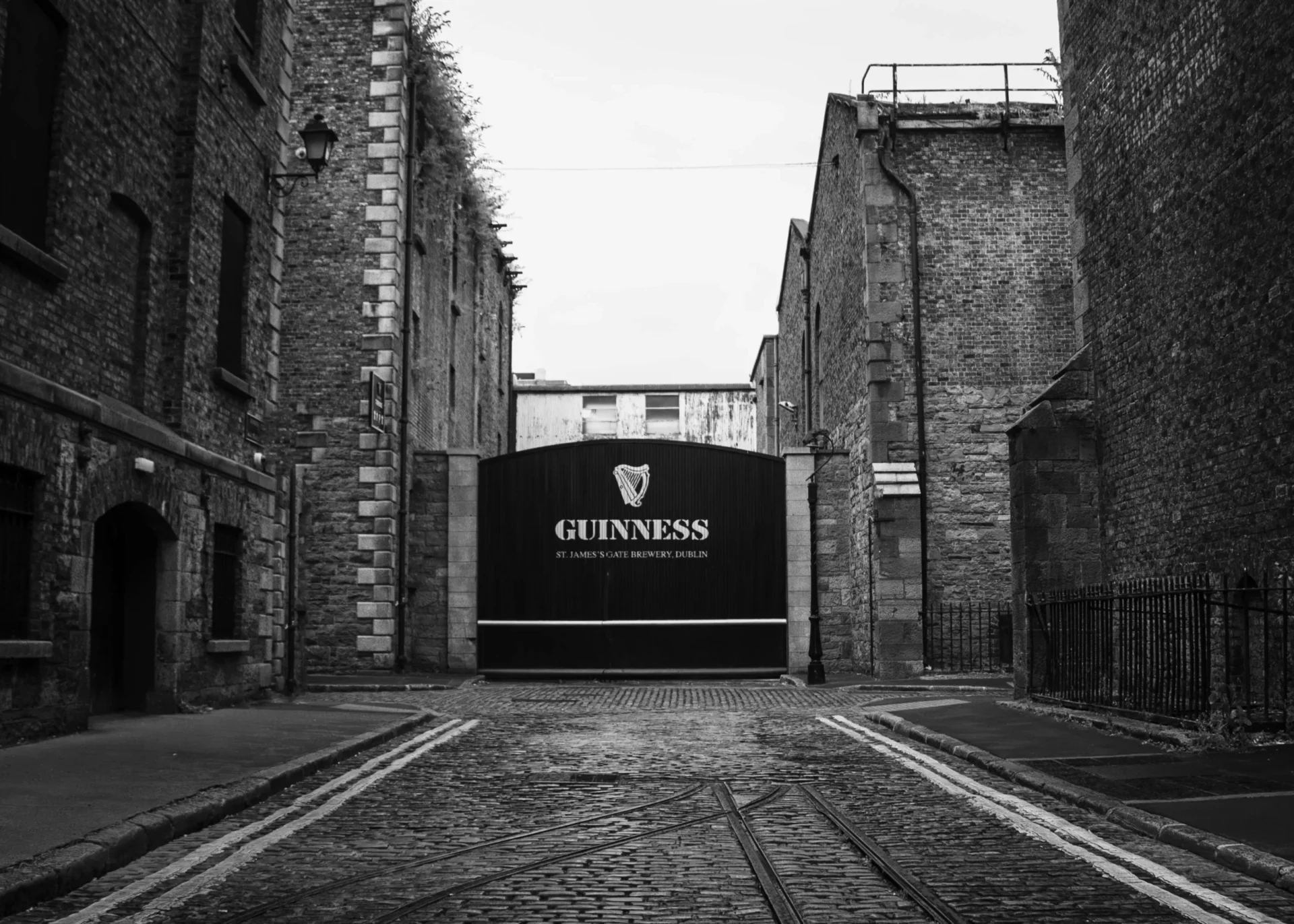 Porte noire Guinness et bâtiments de brique à St James’s Gate, Dublin.