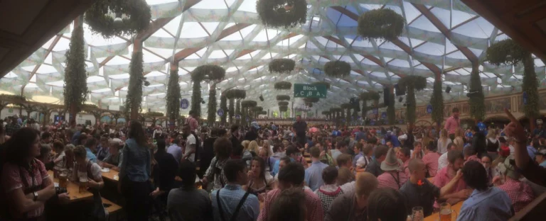 Tables et visiteurs sous une grande tente de l’Oktoberfest à Munich en 2015