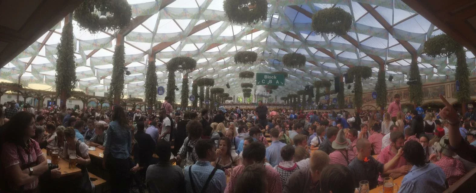 Tables et visiteurs sous une grande tente de l’Oktoberfest à Munich en 2015