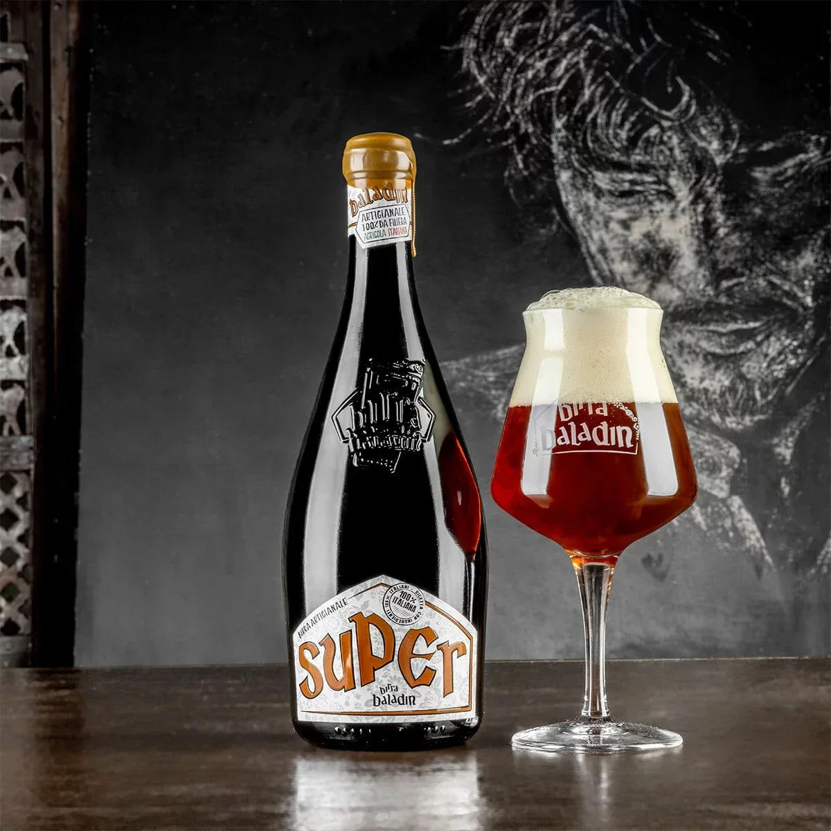 Bouteille et verre de Super, bière ambrée de Baladin