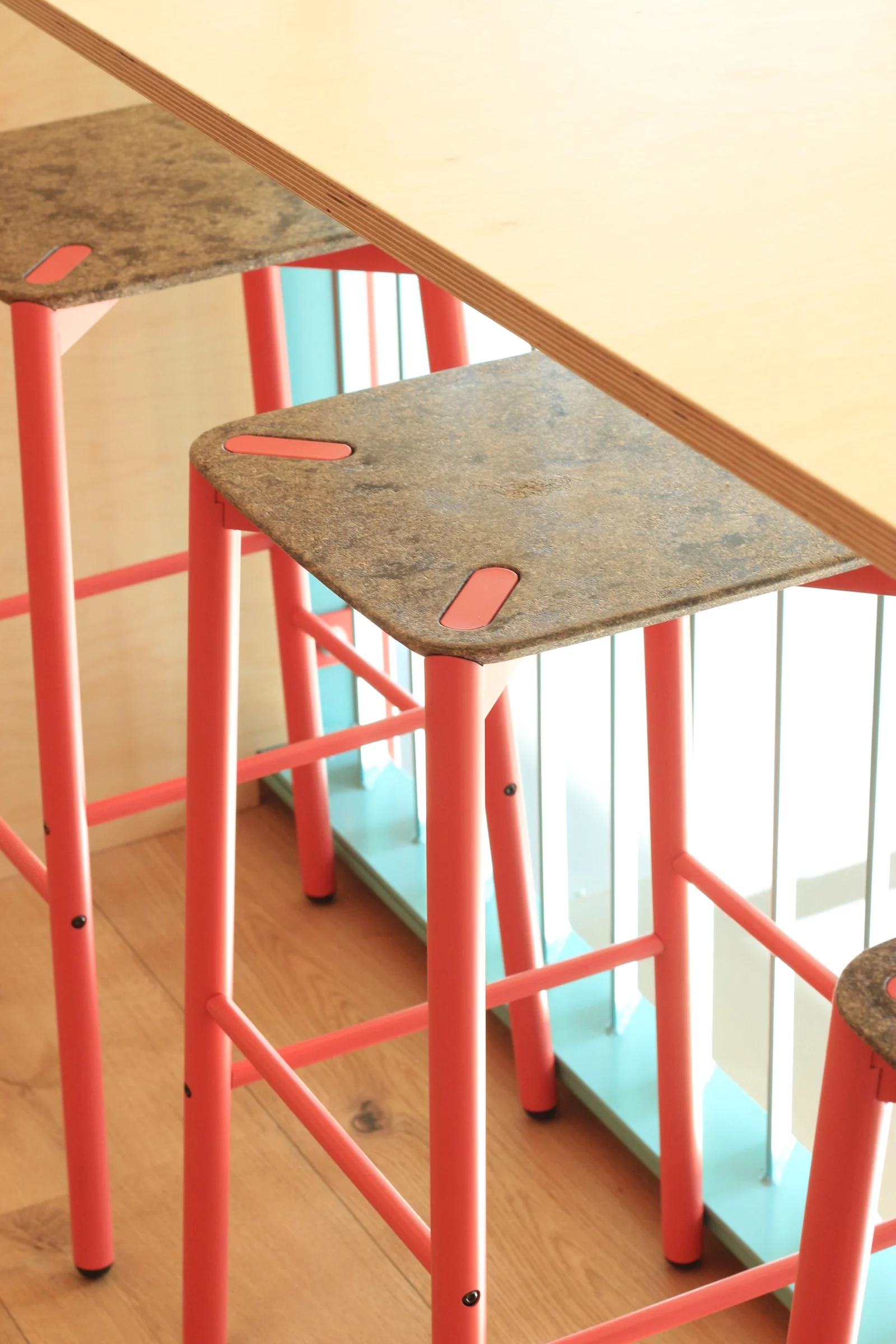Tabourets Instead avec assises en matériau Balt intégrant des drêches