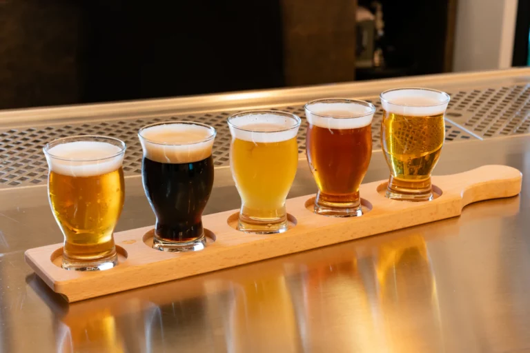 Plateau illustrant différents styles de bière