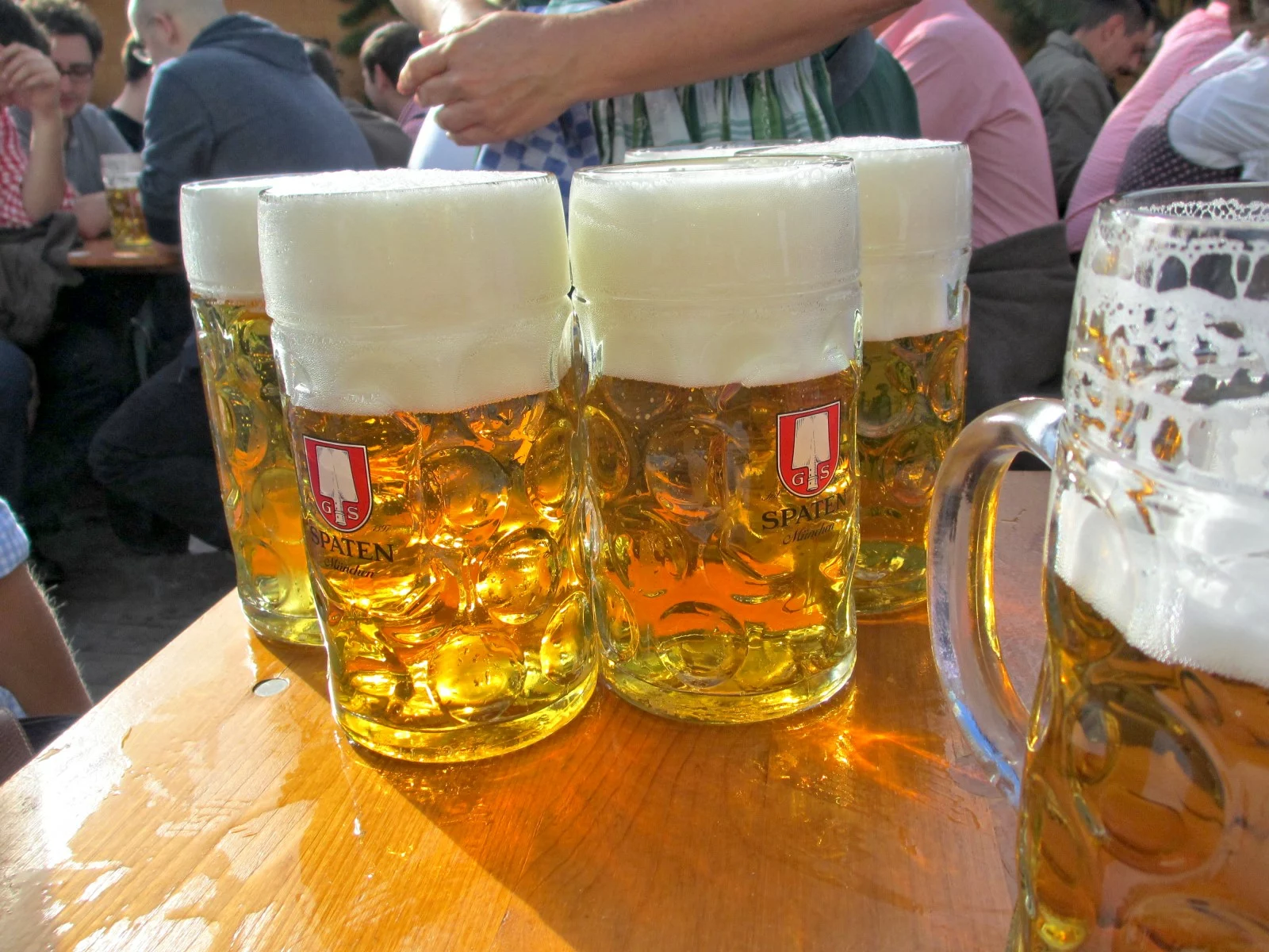 Chopes d’un litre de bière Spaten photographiées à l’Oktoberfest en 2012