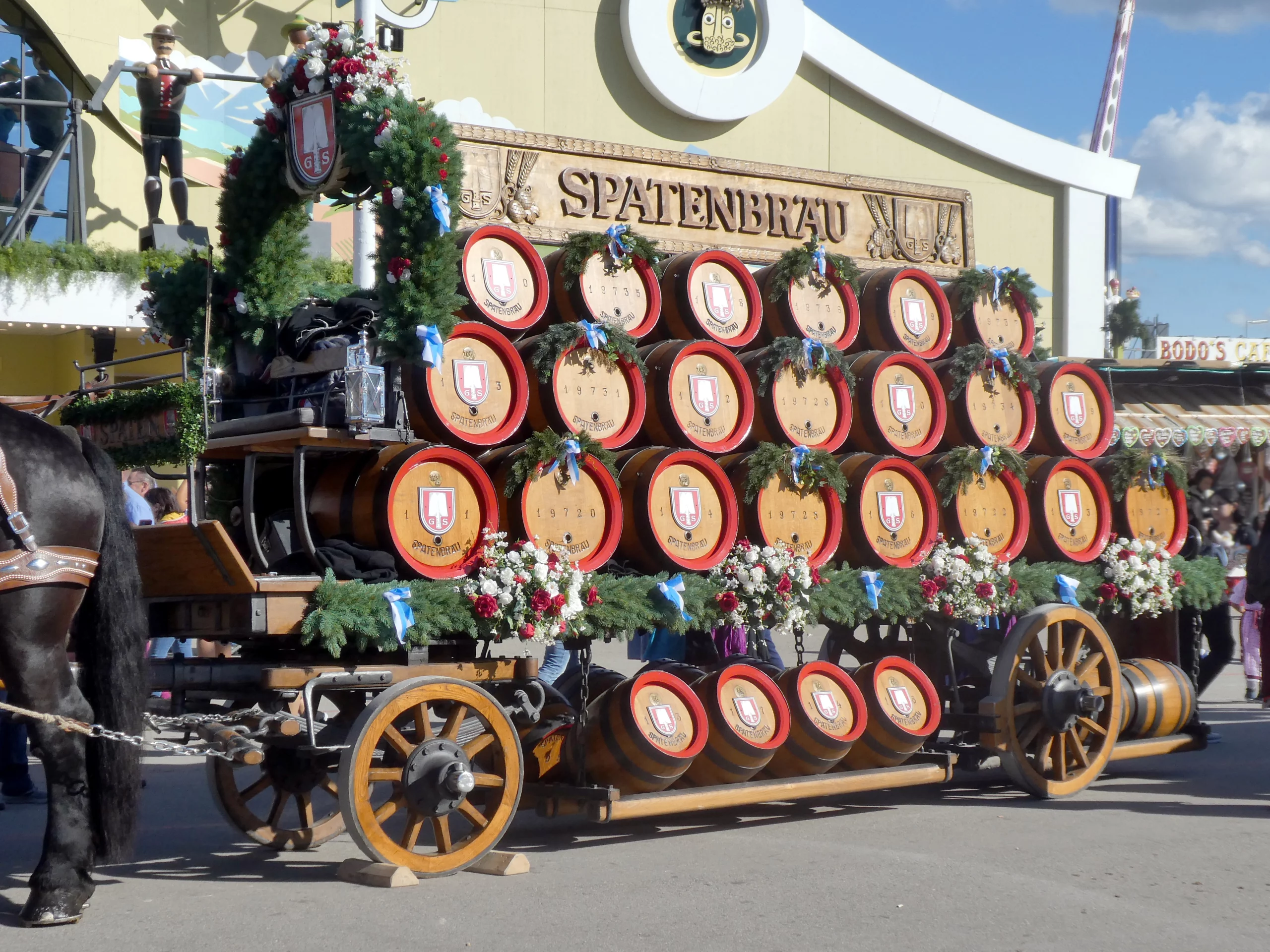 Attelage et tonneaux Spaten devant l’Ochsenbraterei à l’Oktoberfest 2022