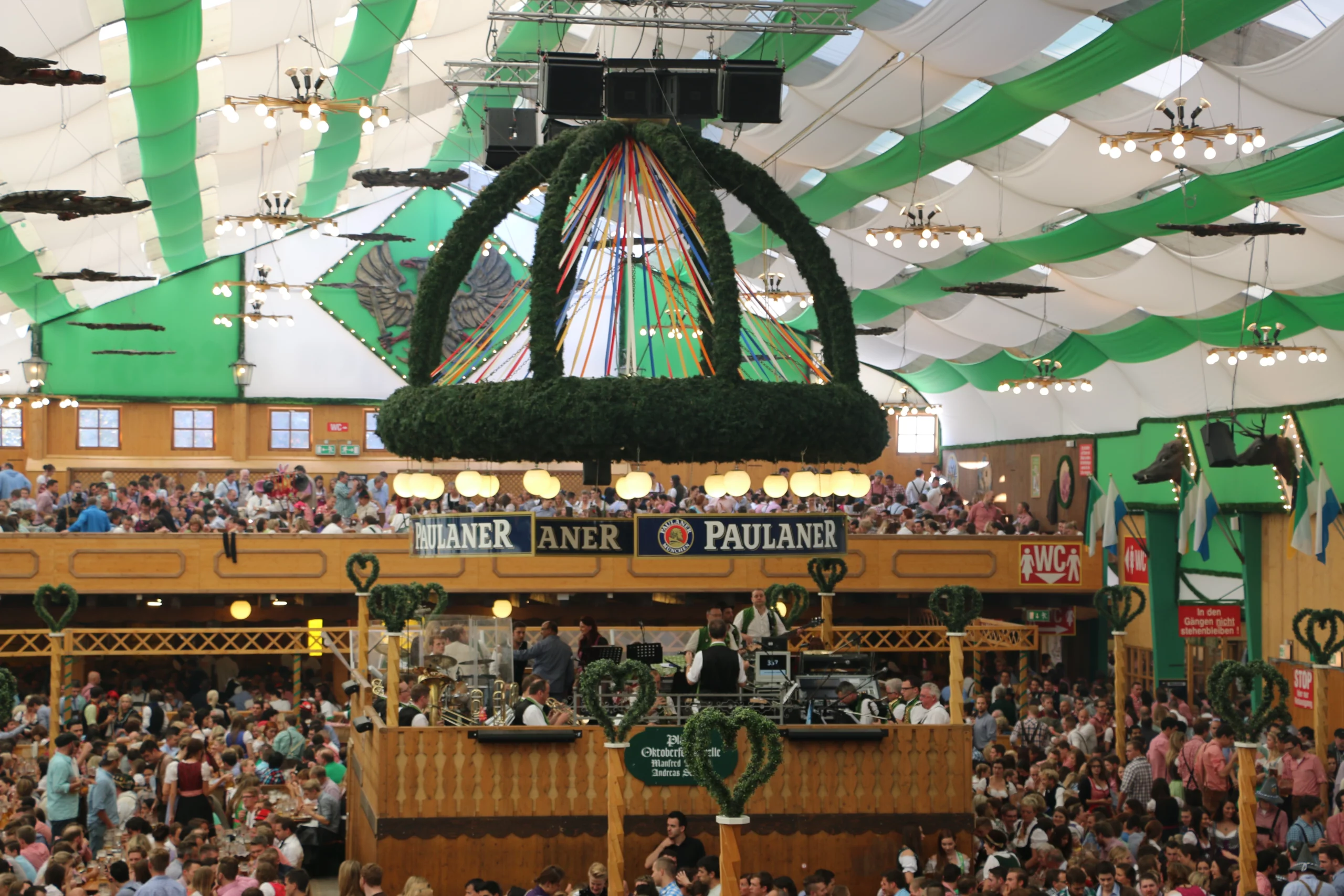 Visiteurs et tables à l’intérieur d’une tente de l’Oktoberfest en 2014